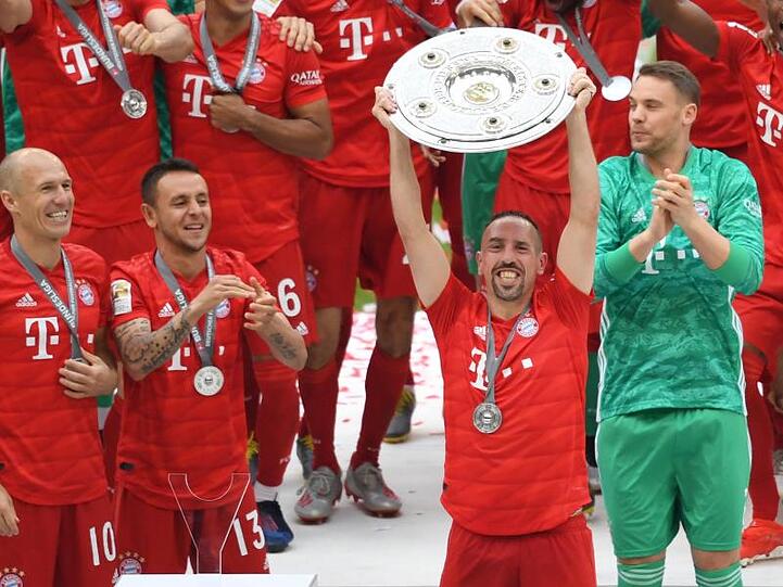 Robben (l-r), Rafinha, Ribery, Manuel Neuer von München jubeln mit der Meisterschale bei der Siegerehrung für die Meisterschaft. Foto: Sven Hoppe