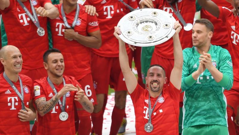 Robben (l-r), Rafinha, Ribery, Manuel Neuer von München jubeln mit der Meisterschale bei der Siegerehrung für die Meisterschaft. Foto: Sven Hoppe Robben (l-r), Rafinha, Ribery, Manuel Neuer von München jubeln mit der Meisterschale bei der Siegerehrung für die Meisterschaft. Foto: Sven Hoppe