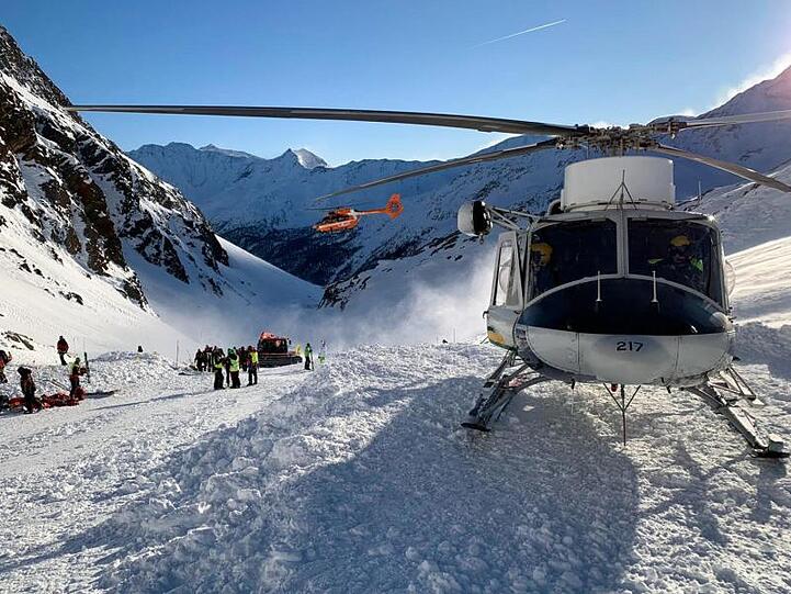 Ein Helikopter ist während einer Suchaktion von Rettungskräften nach einer Lawine auf einer Skipiste gelandet.