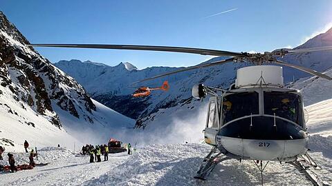 Ein Helikopter ist während einer Suchaktion von Rettungskräften nach einer Lawine auf einer Skipiste gelandet.