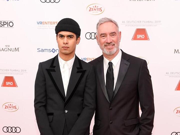 Roland Emmerich und sein Mann Gerardo Soto Emmerich auf dem roten Teppich.