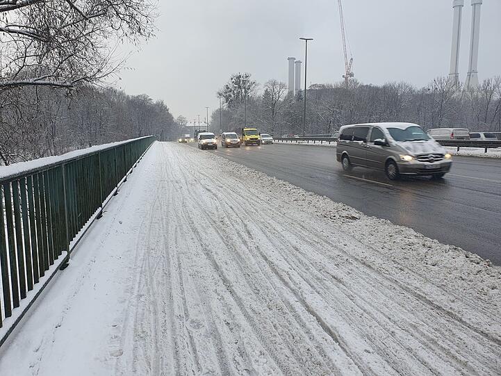 Autos hatten freie Fahrt, für Radler war es oft eine Rutschpartie, so wie hier auf der Brudermühlbrücke.