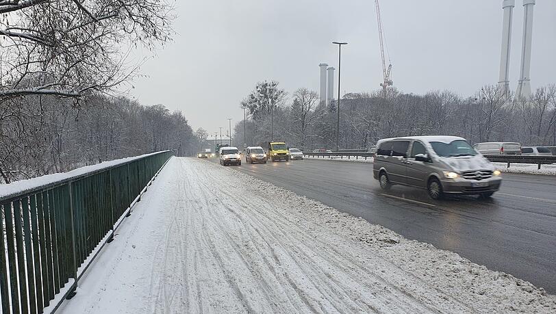 Autos hatten freie Fahrt, für Radler war es oft eine Rutschpartie, so wie hier auf der Brudermühlbrücke. Autos hatten freie Fahrt, für Radler war es oft eine Rutschpartie, so wie hier auf der Brudermühlbrücke.