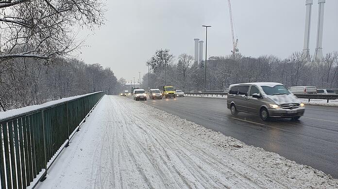 Autos hatten freie Fahrt, für Radler war es oft eine Rutschpartie, so wie hier auf der Brudermühlbrücke.