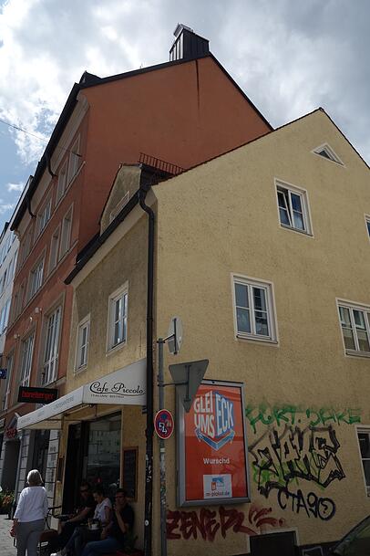 Italienischer Flair im Café Piccolo: Wer einen Platz draußen erwischt, kann das bunte Treiben auf der Tegernseer Landstraße beobachten.