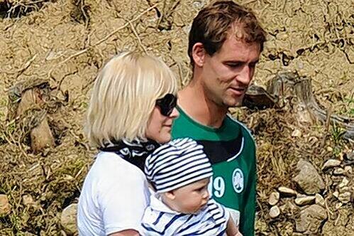 Der neue Kapitän: Thomas Kleine mit Freundin Natalie und Söhnchen Lenn (acht Monate).