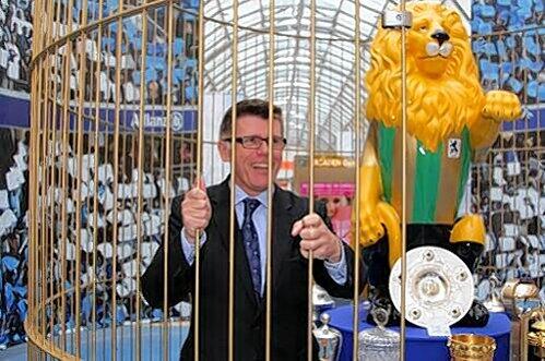 Nur für das Foto hinter Gittern: Manfred Stoffers