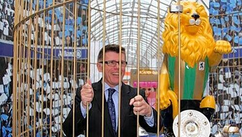 Nur für das Foto hinter Gittern: Manfred Stoffers Nur für das Foto hinter Gittern: Manfred Stoffers