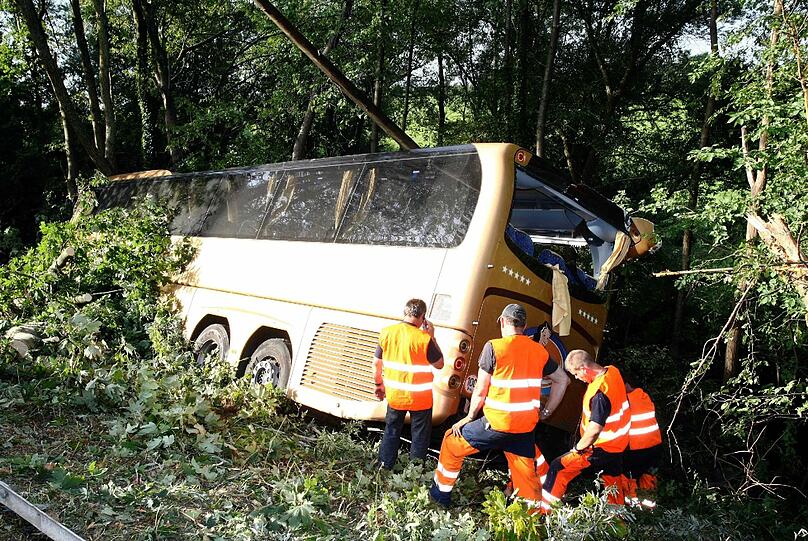 Unter den Todesopfern ist auch der Busfahrer. Möglicherweise war ein Bremsendefekt die Unfallursache. (Symbolbild)