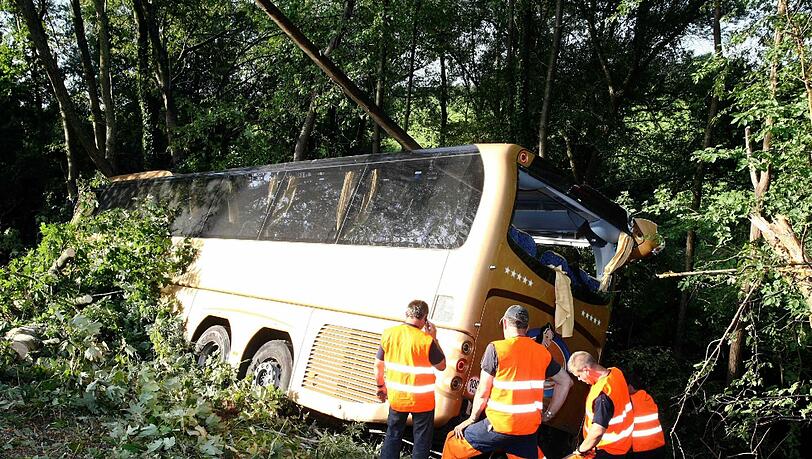 Unter den Todesopfern ist auch der Busfahrer. Möglicherweise war ein Bremsendefekt die Unfallursache. (Symbolbild) Unter den Todesopfern ist auch der Busfahrer. Möglicherweise war ein Bremsendefekt die Unfallursache. (Symbolbild)