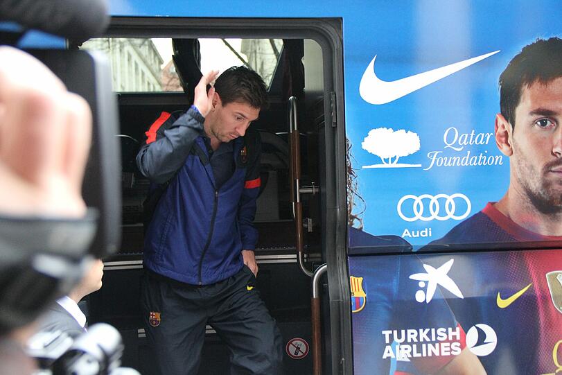 Hier kommt der FC Barcelona in München am Bayerischen Hof an. Die Bilder