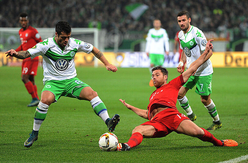 Xabi Alonso spielt in der Strategie-Zentrale des FC Bayern eine wichtige Rolle. Aber bleibt der 34-Jährige noch lange genug fit? Ein Abgang im Sommer ist denkbar: Sein ehemaliger Verein, der FC Liverpool, soll Interesse haben.