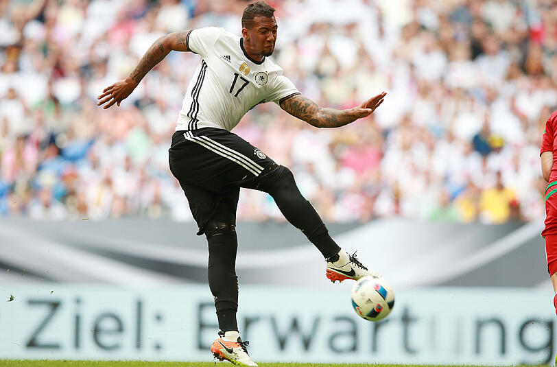 Jérôme Boateng: Note 3. Schreckmoment in der 6. Minute, als der Abwehrchef an der Seitenlinie behandelt werden musste. Stets um einen ordentlichen Spielaufbau bemüht, auch wenn nicht alle Pässe ankamen.