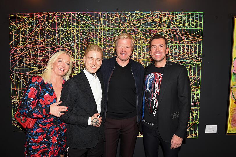 Alexander Höller (2.v.l.) mit seinen Eltern Jürgen und Kerstin sowie Oliver Kahn (2.v.r.)