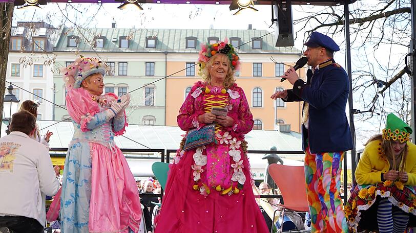 Der Tanz der Marktweiber am Viktualienmarkt gehört zu den Höhepunkten des Münchner Faschings und lockt jedes Jahr viele Besucher an.