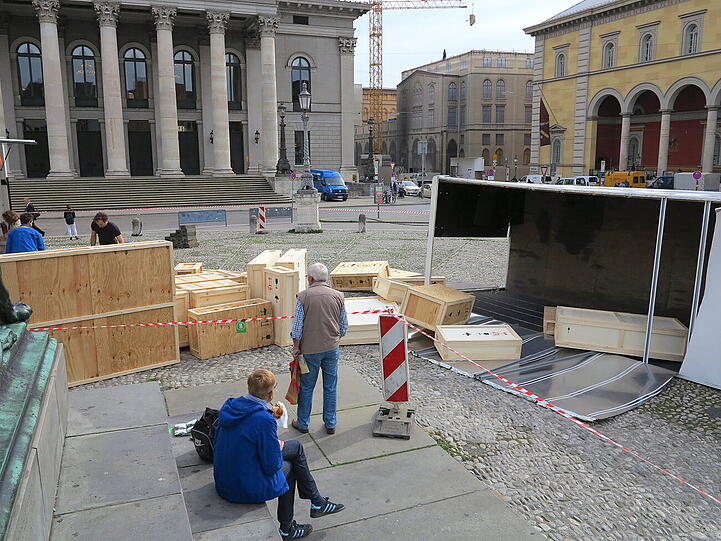 Vor dem Nationaltheater liegt ein umgekippter Lkw - die Bilder.