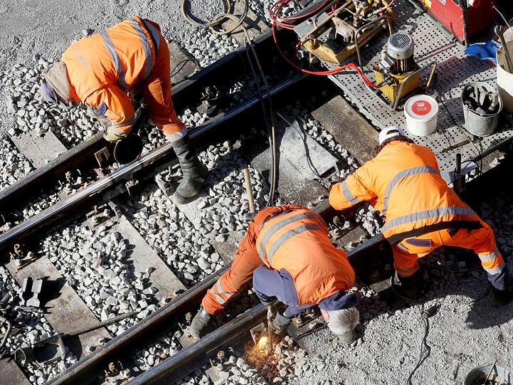 Ein Bautrupp der Bahn repariert auf der Strecke zwischen Essen und Duisburg das Gleisbett.