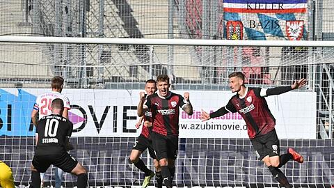 Stefan Kutschke (2.v.l) bewahrte Ingolstadt vor einer Heimpleite gegen Kiel.