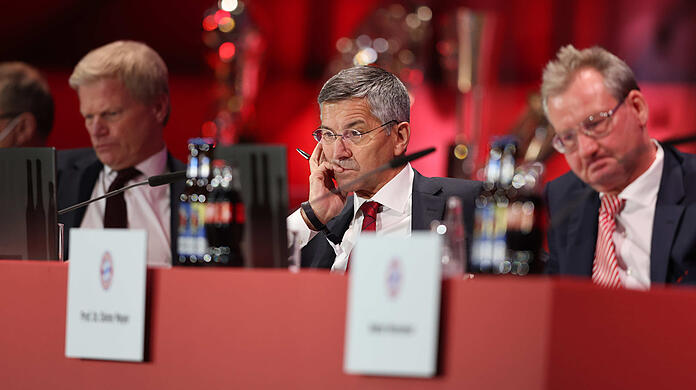 Bei Katar-Kritiker Michael Ott kippte die Stimmung der Bayern-Bosse Oliver Kahn (l.) und Herbert Hainer.