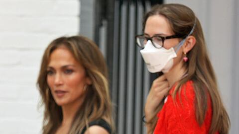 Jennifer Lopez und Violet Affleck, die wegen einer post-viralen Krankheit Maske trägt, spazierten gemeinsam durch Southhampton.
