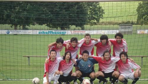 Der 1. FC 05 Japan. Mohammed Malek (stehend, ganz rechts) ist Manager der Japaner. Der 1. FC 05 Japan. Mohammed Malek (stehend, ganz rechts) ist Manager der Japaner.