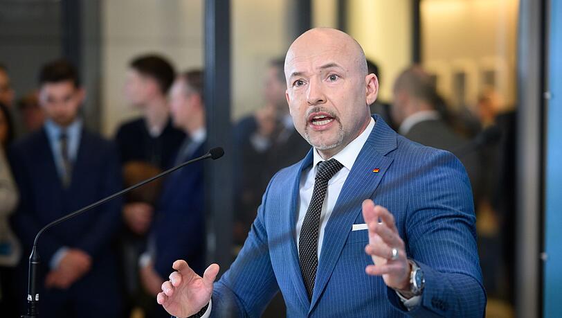 CSU-Politiker Hoffmann will sich beim Thema Reformen zeitlich nicht festlegen. CSU-Politiker Hoffmann will sich beim Thema Reformen zeitlich nicht festlegen.