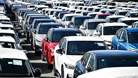 Deutschland exportiert viele Autos in die USA - aber laut Statistischem Bundesamt seit dem Inkrafttreten der h&ouml;heren Einfuhrz&ouml;lle mit einem geringeren Wert. (Symbolbild)