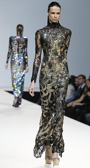 In Moskau findet vom 24. - 28. Oktober die Volvo Fashion Week statt. Schöne Frauen, schrille Outfits und jede Menge Glamour. Die Bilder von der Fahsion Week.