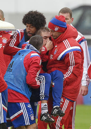 Der FCB-Schock in Bildern - hier wird der verletzte Philipp Lahm beim Training abtransportiert!