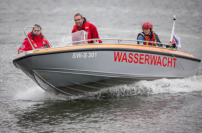 Drei Bootsfahrer kenterten in der Donau.