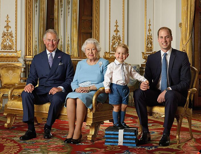 Dieses entzückende Foto ist die Vorlage für neue Briefmarken: Queen Elizabeth mit ihrem Urenkel Prinz George, Sohn Prinz Charles und Enkel Prinz William im Buckingham Palace.