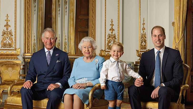 Dieses entzückende Foto ist die Vorlage für neue Briefmarken: Queen Elizabeth mit ihrem Urenkel Prinz George, Sohn Prinz Charles und Enkel Prinz William im Buckingham Palace. Dieses entzückende Foto ist die Vorlage für neue Briefmarken: Queen Elizabeth mit ihrem Urenkel Prinz George, Sohn Prinz Charles und Enkel Prinz William im Buckingham Palace.