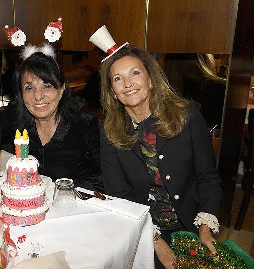 Vorweihnachtlich: Regine Sixt und Jubilarin Annette Schnell