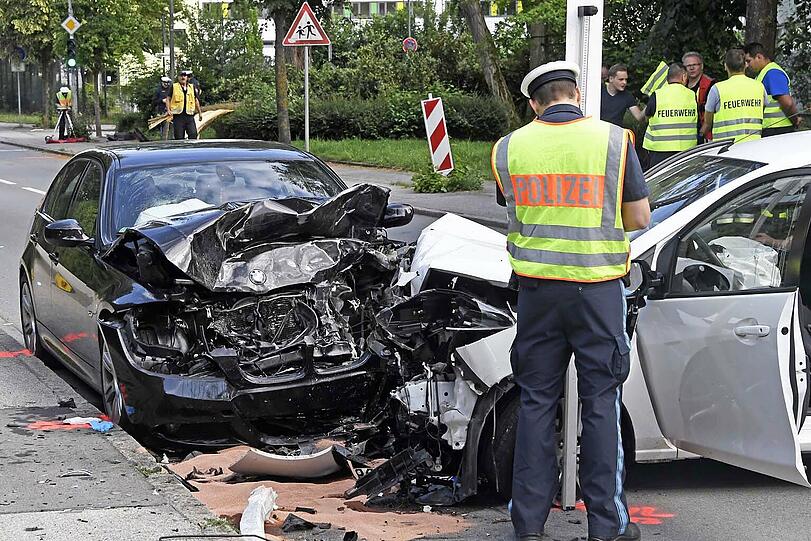 Die Bilder vom Unfall mit einem Toten in Eching (Landkreis Freising).