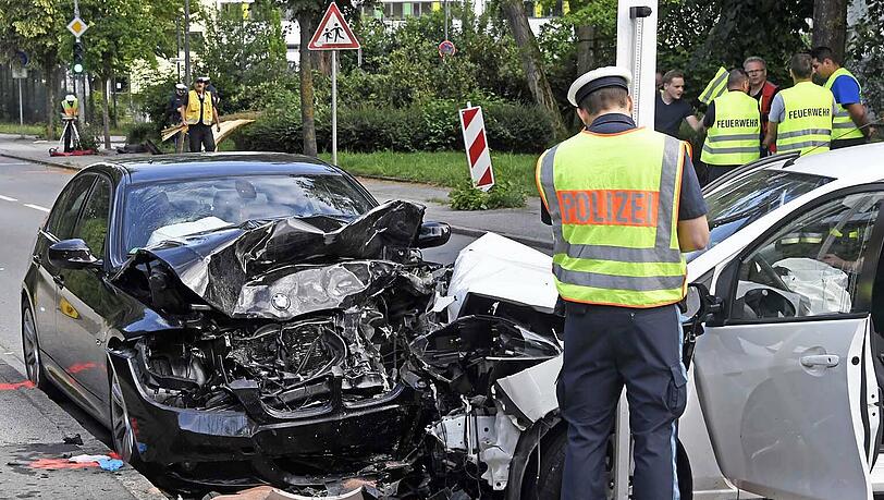 Die Bilder vom Unfall mit einem Toten in Eching (Landkreis Freising). Die Bilder vom Unfall mit einem Toten in Eching (Landkreis Freising).