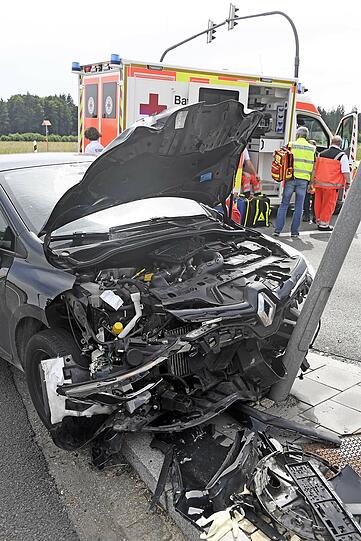 Die Bilder vom Verkehrsunfall auf der Bundesstraße 12 bei Hohenlinden.