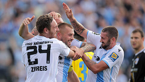 Markus Ziereis (l.) und Sascha Mölders (r.) jubeln mitLöwen-Kapitän Felix Weber.