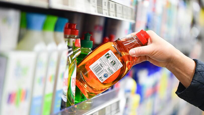 Erst warfen sie damit um sich, dann stahlen die Diebe 35 Flaschen Spülmittel. (Symbolbild) Erst warfen sie damit um sich, dann stahlen die Diebe 35 Flaschen Spülmittel. (Symbolbild)