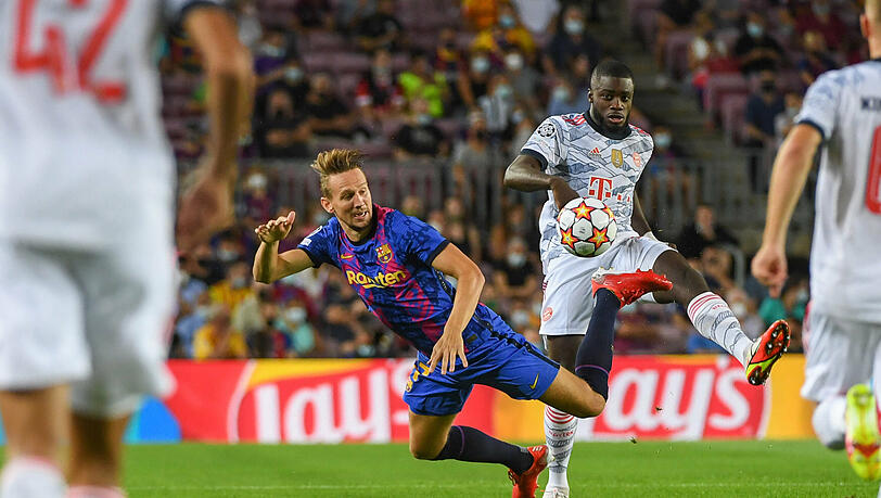 Immer zur Stelle: Bayerns Dayot Upamecano (r.) im Camp Nou.