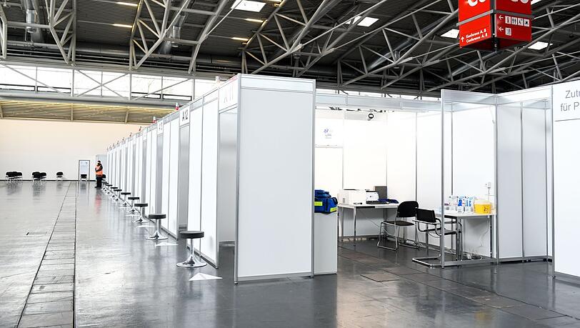 In Riem blieben zuletzt viele Impfkabinen leer. Mitte April soll das Impfzentrum nun schließen.