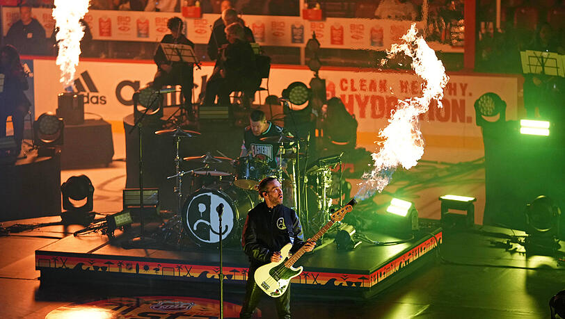 Die US-Band Fall Out Boy während ihres Auftritts beim All Star Game der NHL.