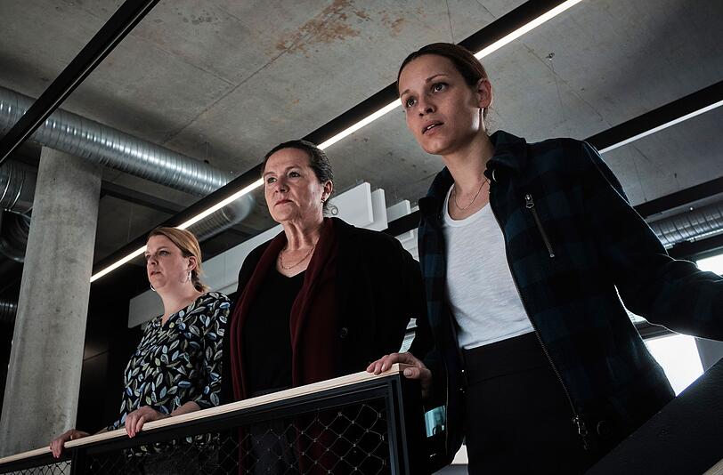 Das Team von der "OFA" in der Erfurter Zentrale: Sabine Limmer (Berit K&uuml;nnecke, links), Marion D&ouml;rner (Anne-Kathrin Gummich) und Annett Schuster (Kristin Suckow, rechts) warten angestrengt auf Ergebnisse ihrer Jagd auf einen Serienm&ouml;rder.