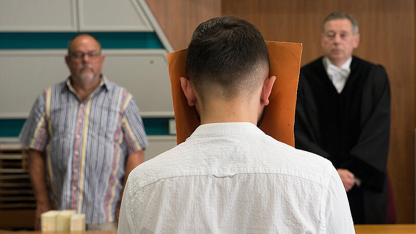 Ismet S. steht am Dienstag in Berlin vor dem Richter des Kriminalgerichts. Er wurde wegen Sex mit einer 13.Jährigen verurteilt. Die Tat soll er gefilmt haben.