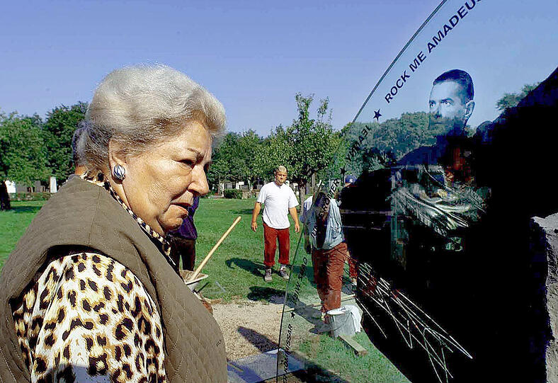 Falcos 2014 verstorbene Mutter Maria Hölzel am Grab ihres Sohnes.
