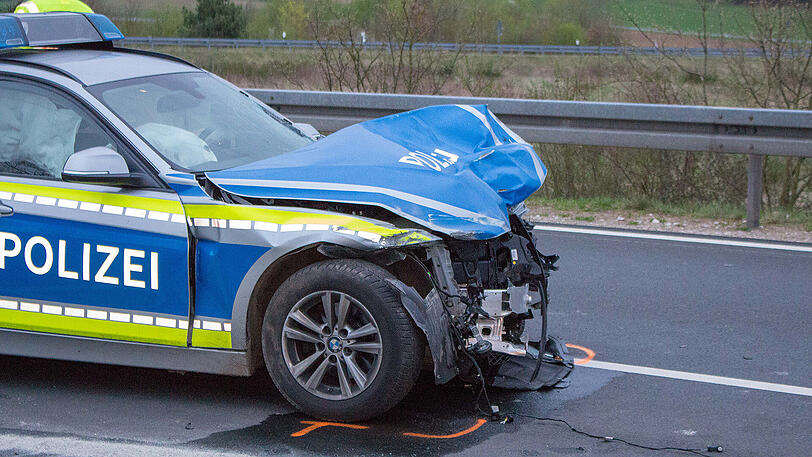 Ein Trümmerfeld auf der Staatsstraße 2245 in Zirndorf: Der Rollerfahrer starb noch vor Ort, der 30-Jährige stieß mit einem Streifenwagen zusammen, der gerade auf Einsatzfahrt war. Die Bilder.