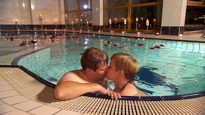 Straußenzüchter Sebastian (32) hat für Ines (31, Heilerziehungshelferin) ein Pool gemietet. Die Beiden sind verliebt und wollen sich wiederserhen.