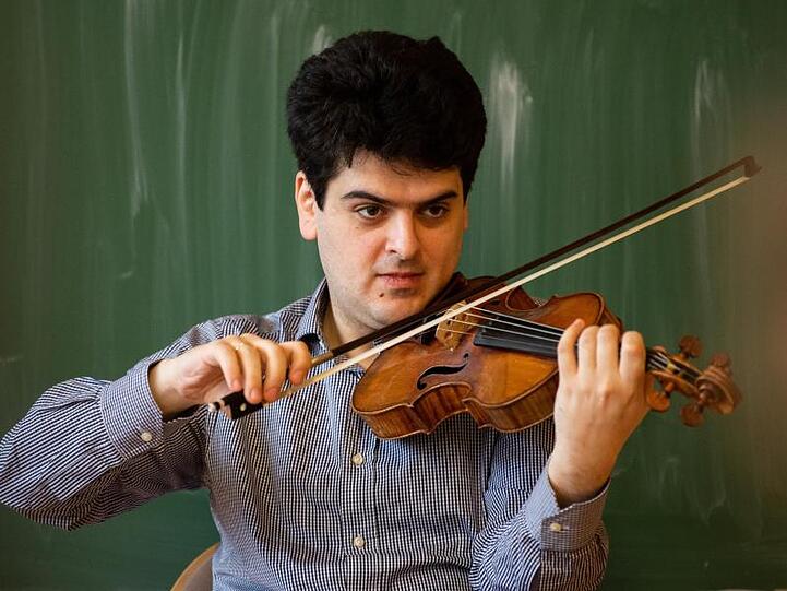 Geiger Michael Barenboim verspielte sich bei einem Freiluftkonzert wegen einer Wespe.