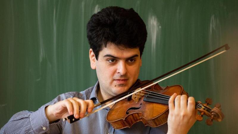 Geiger Michael Barenboim verspielte sich bei einem Freiluftkonzert wegen einer Wespe. Geiger Michael Barenboim verspielte sich bei einem Freiluftkonzert wegen einer Wespe.