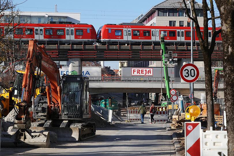 Schwerstarbeit: Unten die Baustelle, oben rattern die Züge.