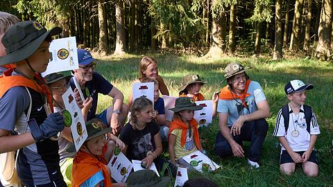 Grundschüler erkunden mit Ex-Formel-1-Weltmeister Sebastian Vettel die Natur rund um den Nürburgring.